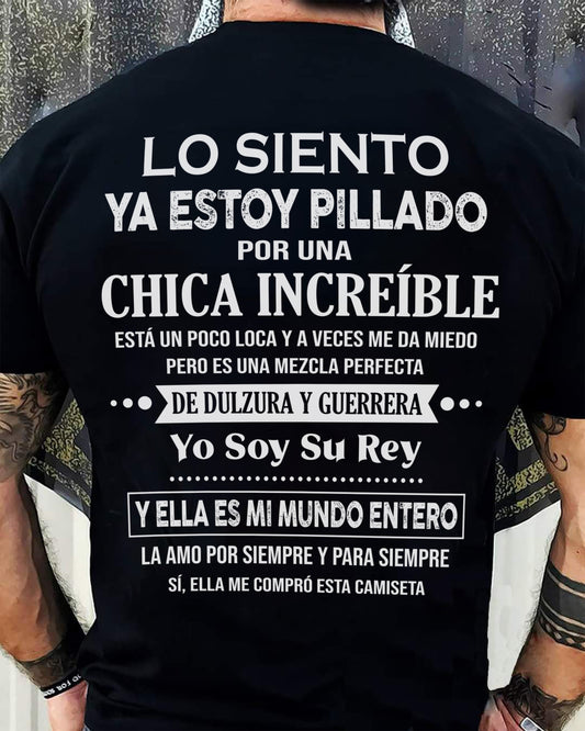 CAMISETA GRACIOSA ESTOY PILLADO POR UNA MUJER INCREÍBLE – EL JUBILADO MÁS SEXY DE LA ZONA - REGALO DE CUMPLEAÑOS PARA HOMBRES / MUJERES - CCDI00sp (SKU04-112-00)