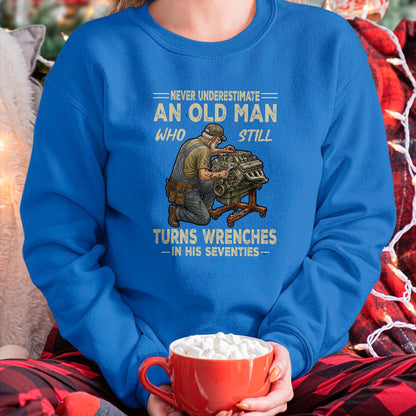 Best Mechanic Life Shirt, Funny Mechanic UnisexT-Shirt/Hoodie/Sweatshirt HLT00 - Never Underestimate an Old Man Who Still Turns Wrenches T-Shirt