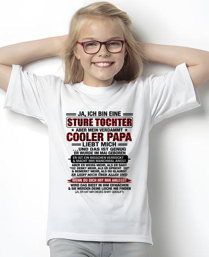 DEU05 - JA, ICH BIN EINE STURE TOCHTER T-SHIRT – GEBURTSTAGSGESCHENK VON EINEM MAI-PAPA - CCDI05 (SKU2608-25-05)