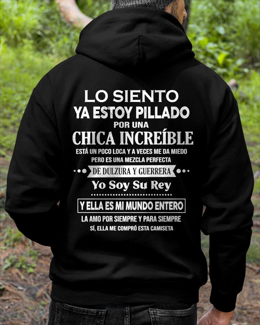 CAMISETA GRACIOSA ESTOY PILLADO POR UNA MUJER INCREÍBLE – EL JUBILADO MÁS SEXY DE LA ZONA - REGALO DE CUMPLEAÑOS PARA HOMBRES / MUJERES - CCDI00sp (SKU04-112-00)