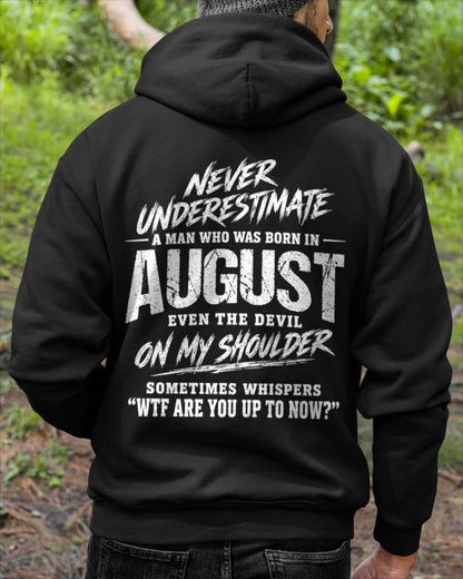 ccdi08 - NEVER UNDERESTIMATE A MAN WHO WAS BORN IN AUGUST - male (SKU2609-125-08)