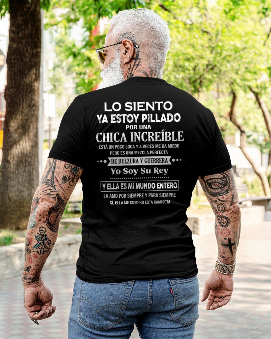 CAMISETA GRACIOSA ESTOY PILLADO POR UNA MUJER INCREÍBLE – EL JUBILADO MÁS SEXY DE LA ZONA - REGALO DE CUMPLEAÑOS PARA HOMBRES / MUJERES - CCDI00sp (SKU04-112-00)