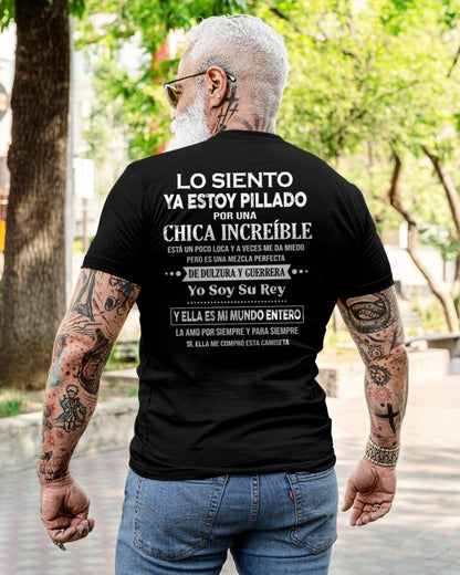 CAMISETA GRACIOSA ESTOY PILLADO POR UNA MUJER INCREÍBLE – EL JUBILADO MÁS SEXY DE LA ZONA - REGALO DE CUMPLEAÑOS PARA HOMBRES / MUJERES - CCDI00sp (SKU04-112-00)